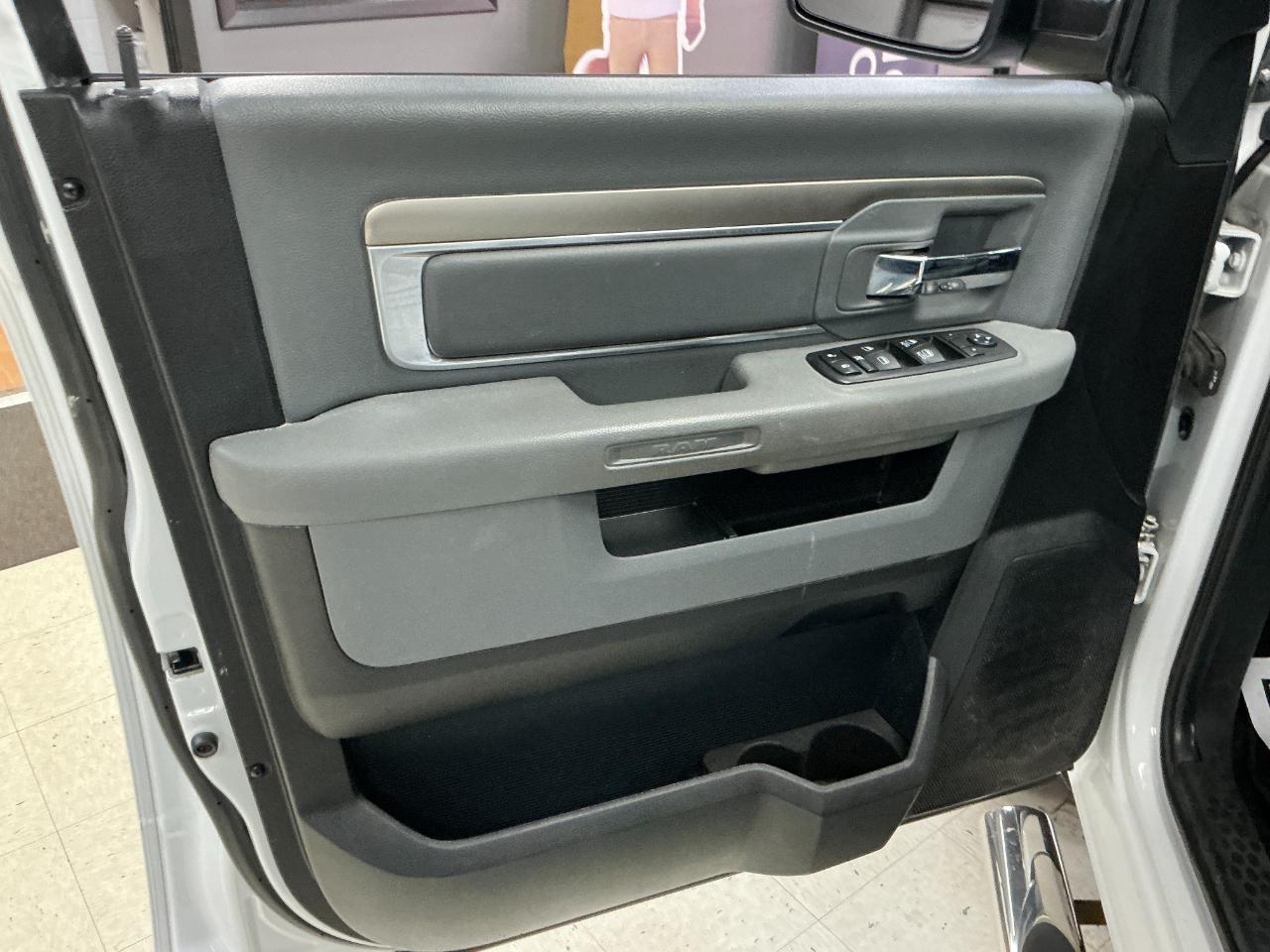 RAM 1500 SLT 4x4 Crew Cab 6'4" Box 2017