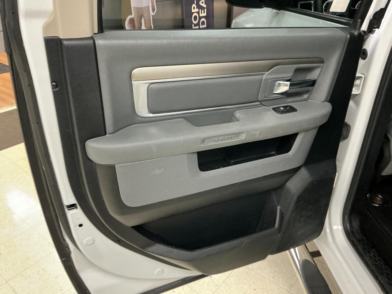 RAM 1500 SLT 4x4 Crew Cab 6'4" Box 2017