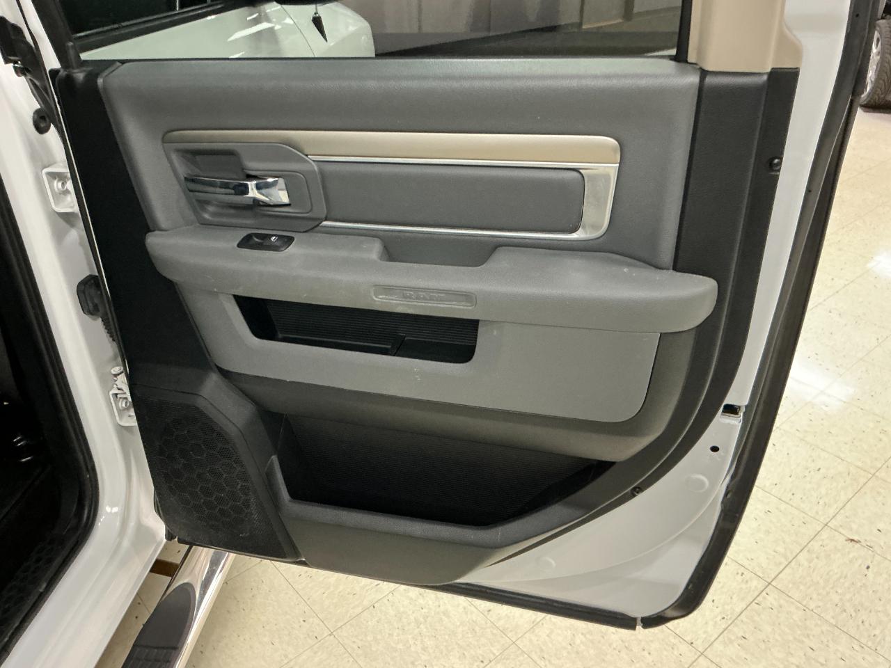 RAM 1500 SLT 4x4 Crew Cab 6'4" Box 2017