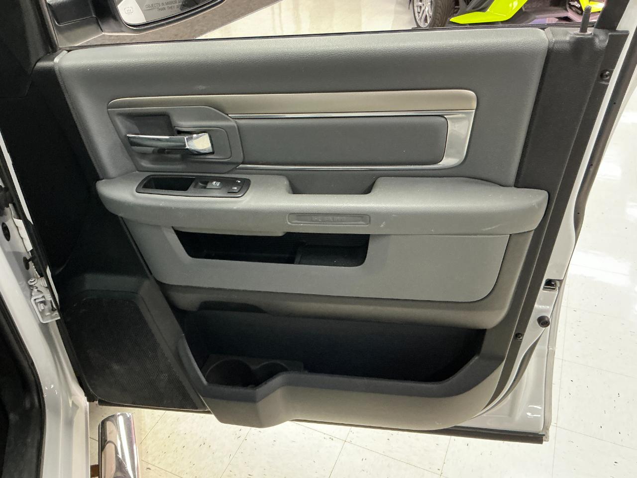 RAM 1500 SLT 4x4 Crew Cab 6'4" Box 2017