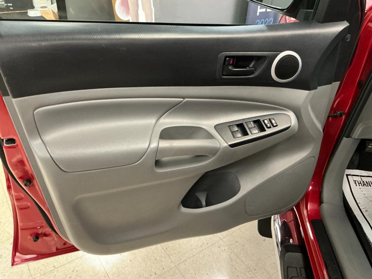 Toyota Tacoma 4WD Double Cab V6 AT (Natl) 2015