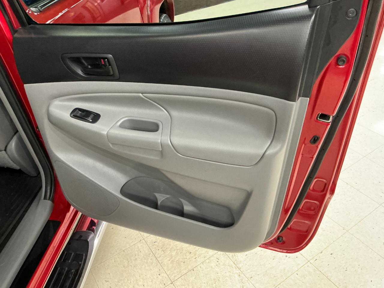 Toyota Tacoma 4WD Double Cab V6 AT (Natl) 2015