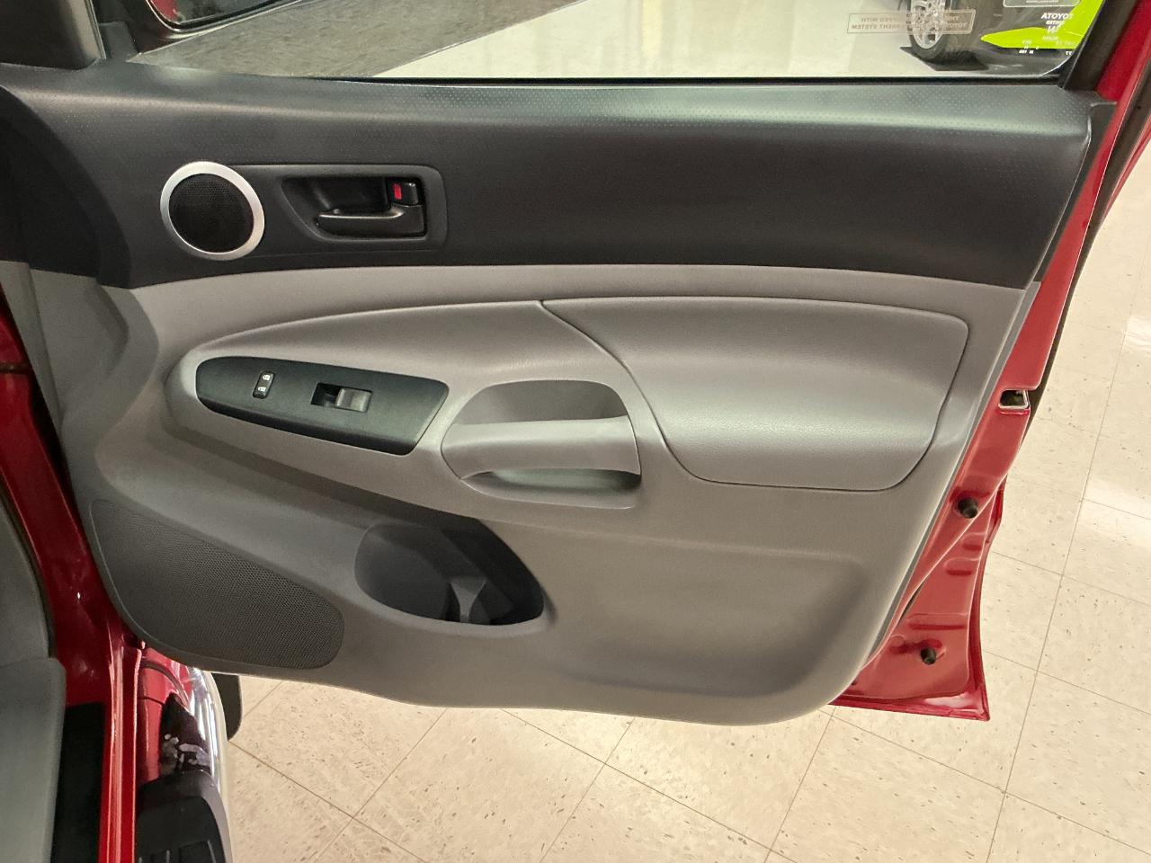 Toyota Tacoma 4WD Double Cab V6 AT (Natl) 2015