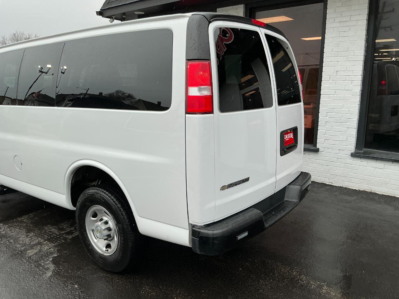 Chevrolet Express Passenger RWD 2500 135" LS 2023