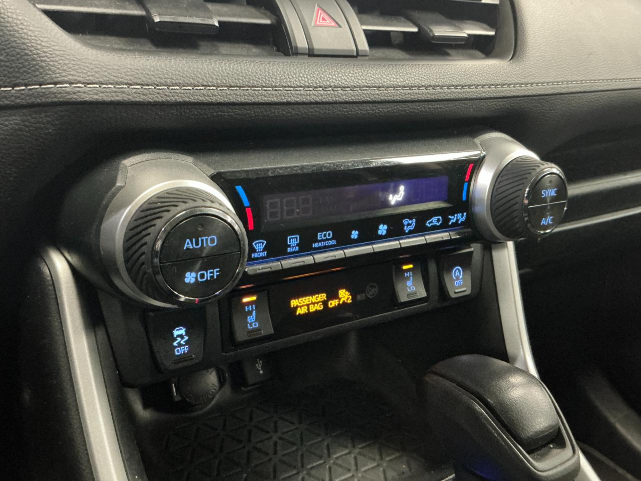 Toyota RAV4 XLE AWD (Natl) 2021