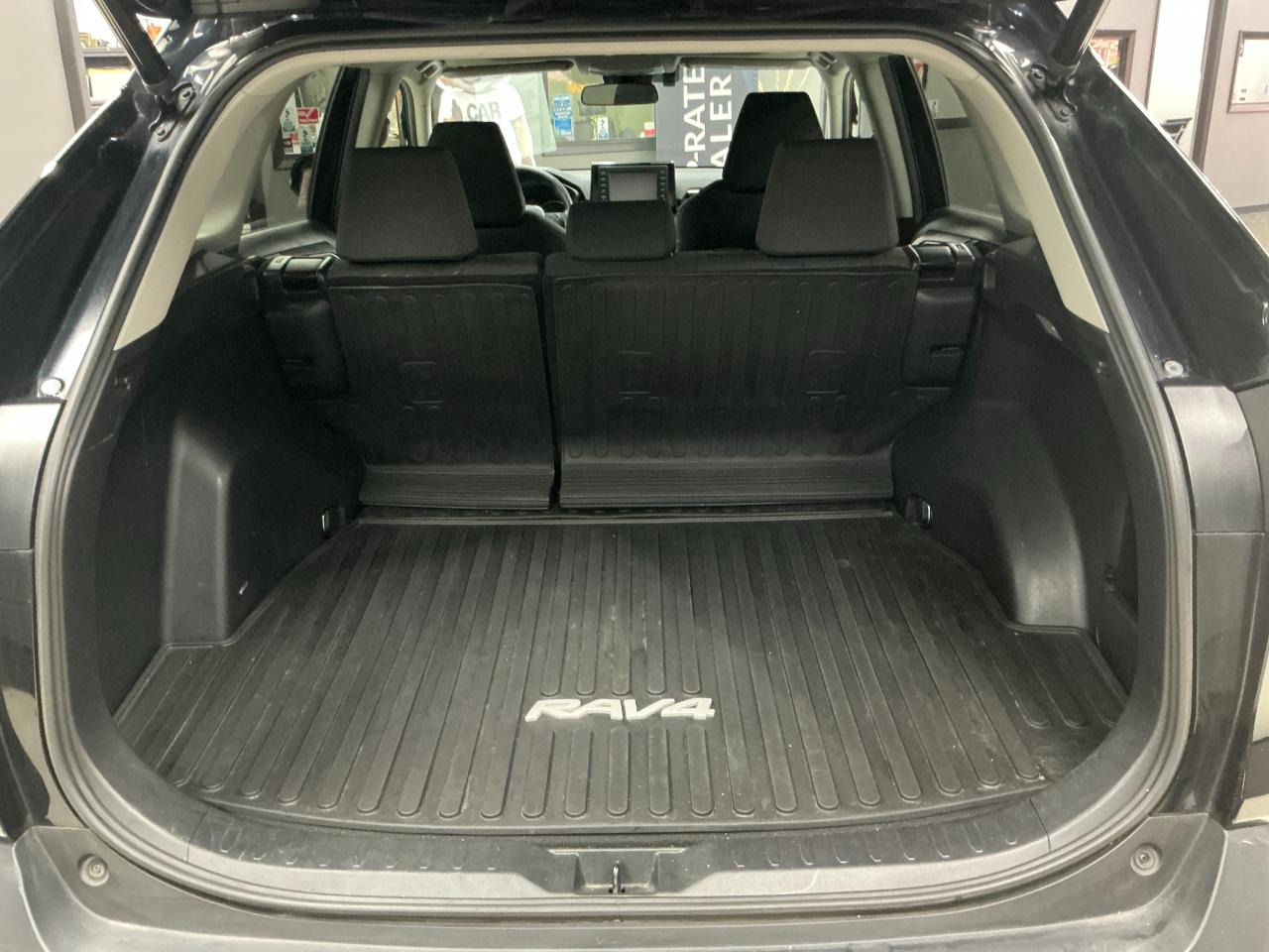 Toyota RAV4 XLE AWD (Natl) 2021