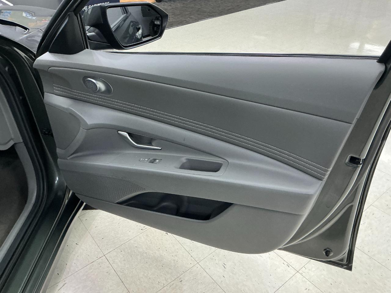 Hyundai Elantra SEL Convenience IVT 2025