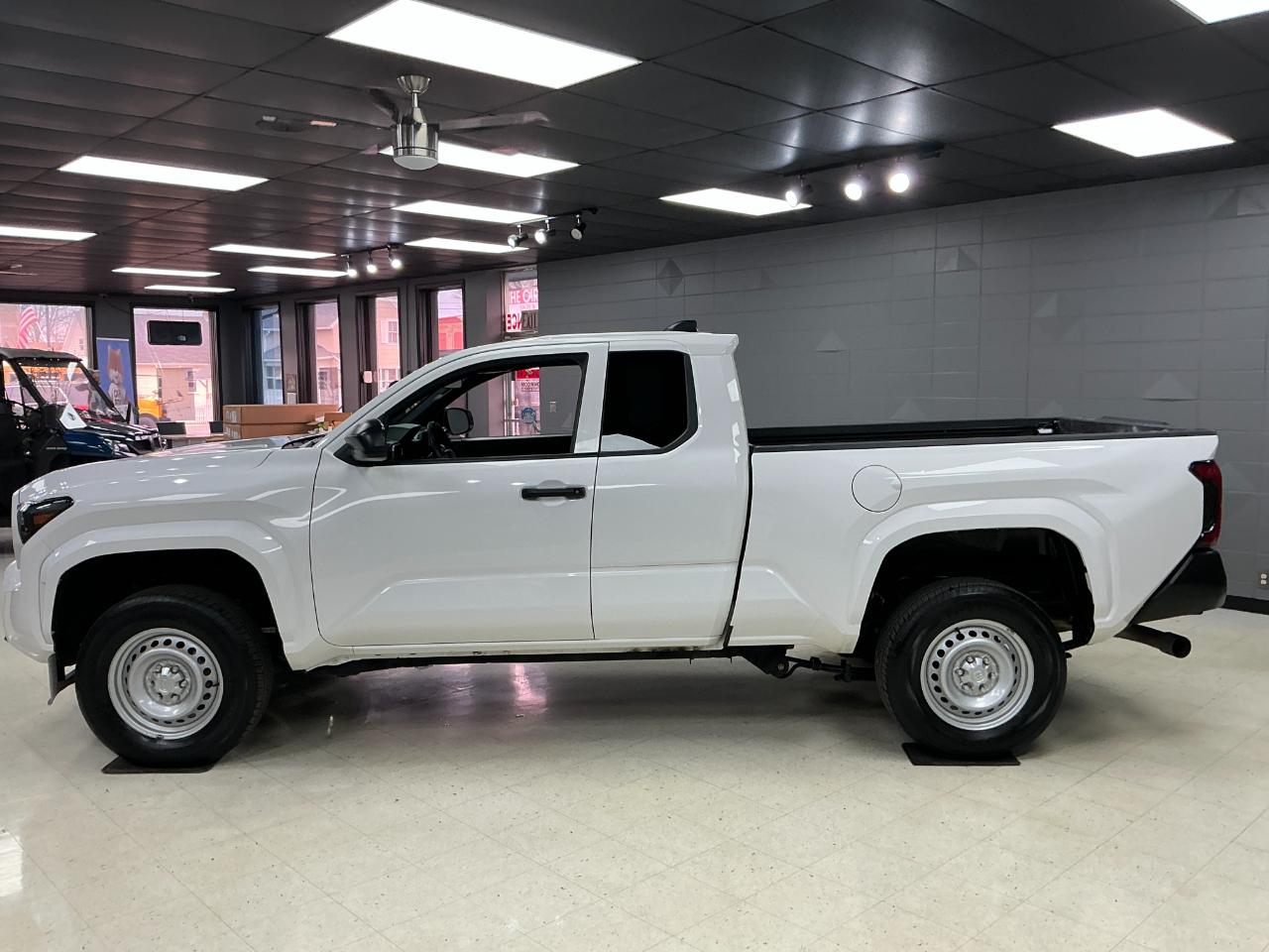 Toyota Tacoma 2WD SR XtraCab 6' Bed AT (Natl) 2024