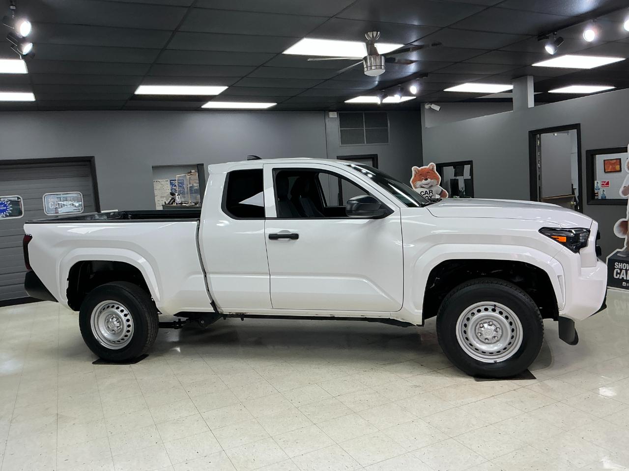 Toyota Tacoma 2WD SR XtraCab 6' Bed AT (Natl) 2024