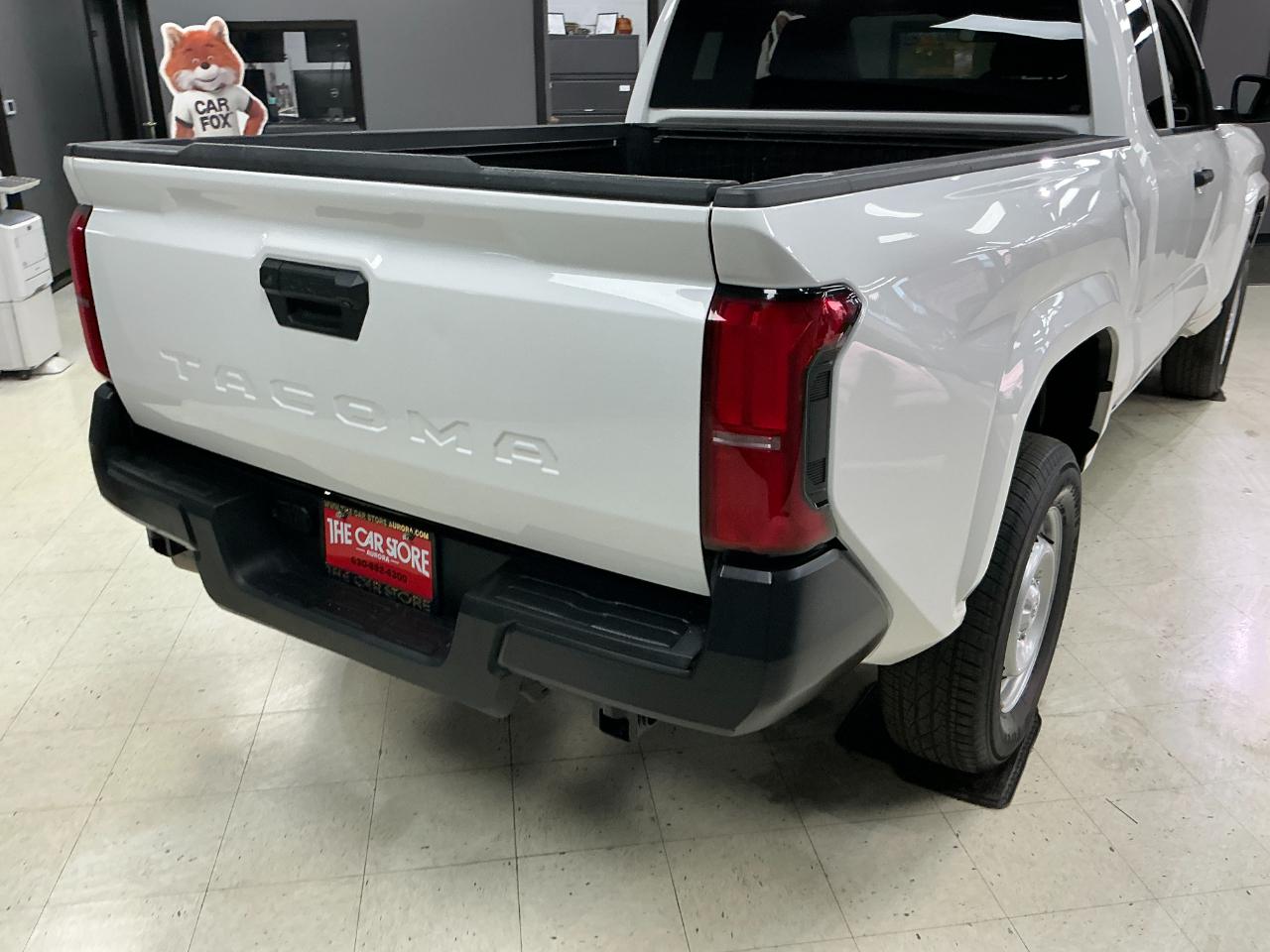 Toyota Tacoma 2WD SR XtraCab 6' Bed AT (Natl) 2024