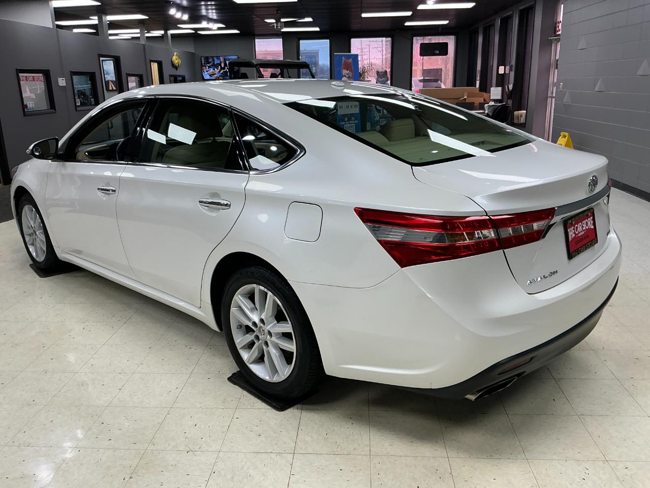 Toyota Avalon 4dr Sdn XLE Touring (Natl) 2015