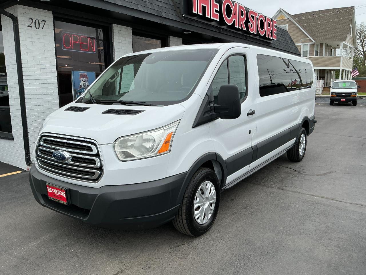 Ford Transit Wagon T-350 148" Low Roof XLT Swing-Out RH Dr 2015