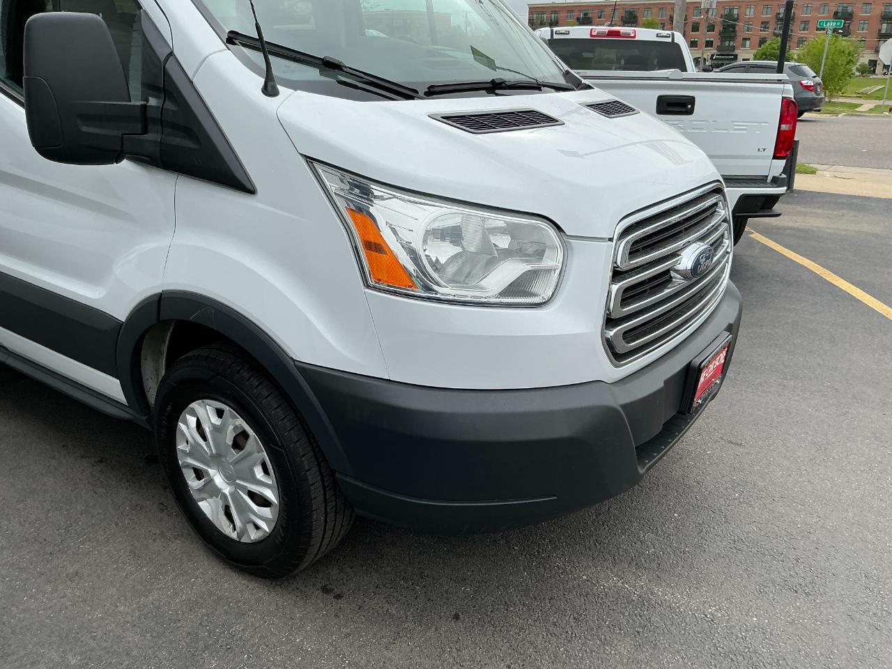 Ford Transit Wagon T-350 148" Low Roof XLT Swing-Out RH Dr 2015