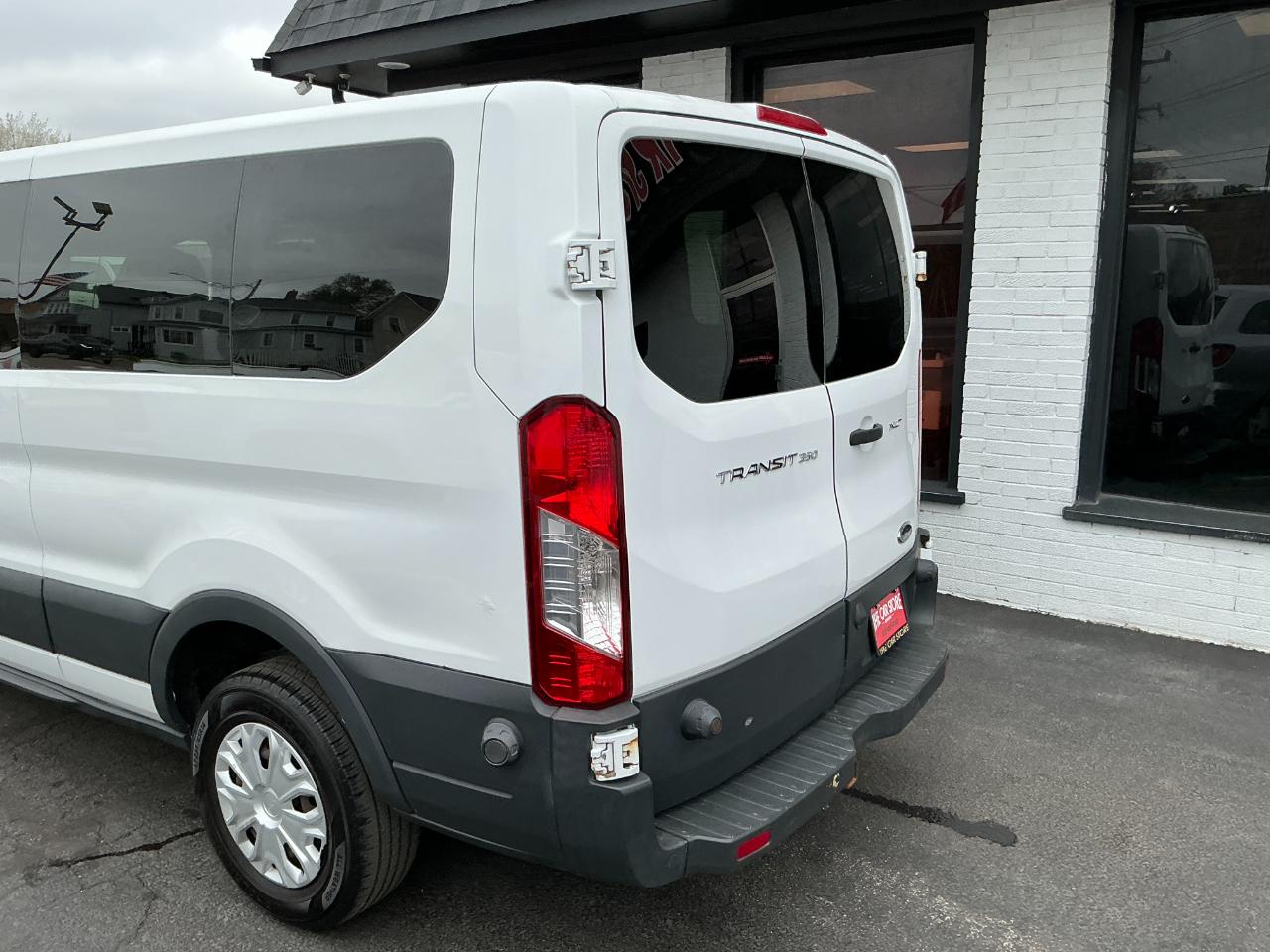 Ford Transit Wagon T-350 148" Low Roof XLT Swing-Out RH Dr 2015