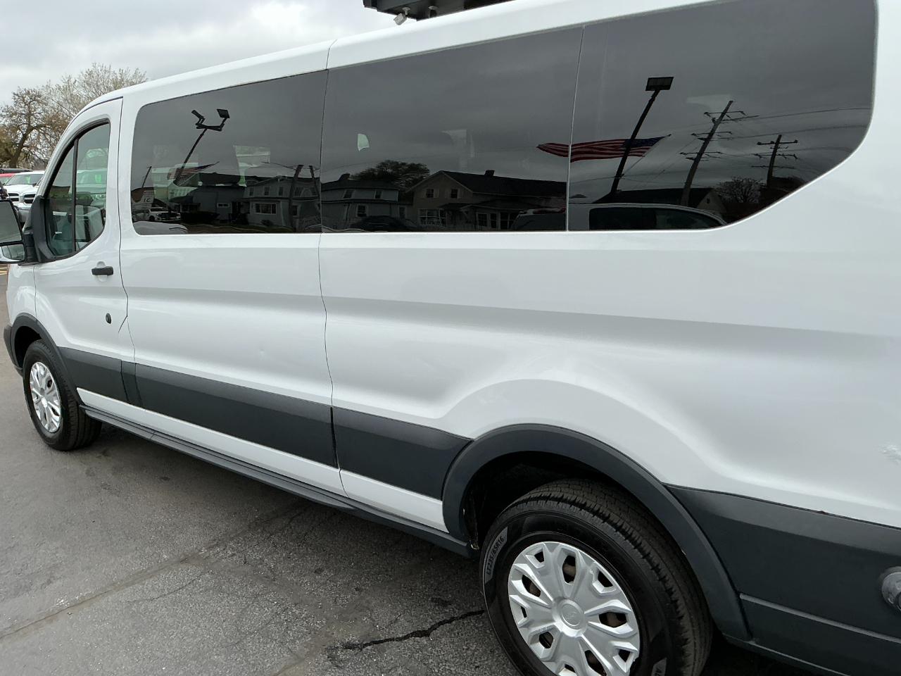 Ford Transit Wagon T-350 148" Low Roof XLT Swing-Out RH Dr 2015