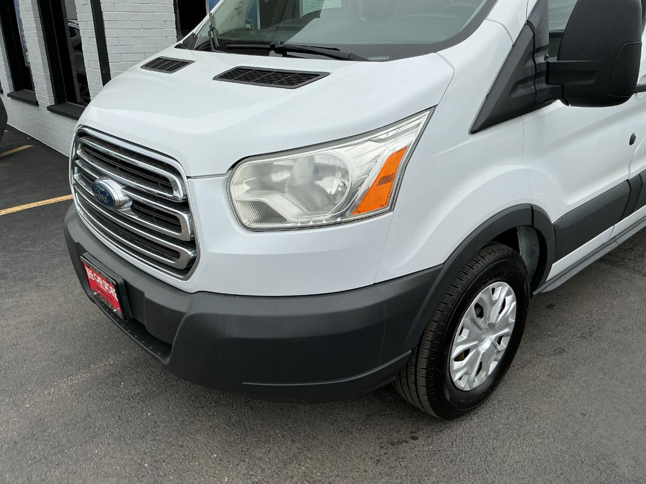 Ford Transit Wagon T-350 148" Low Roof XLT Swing-Out RH Dr 2015