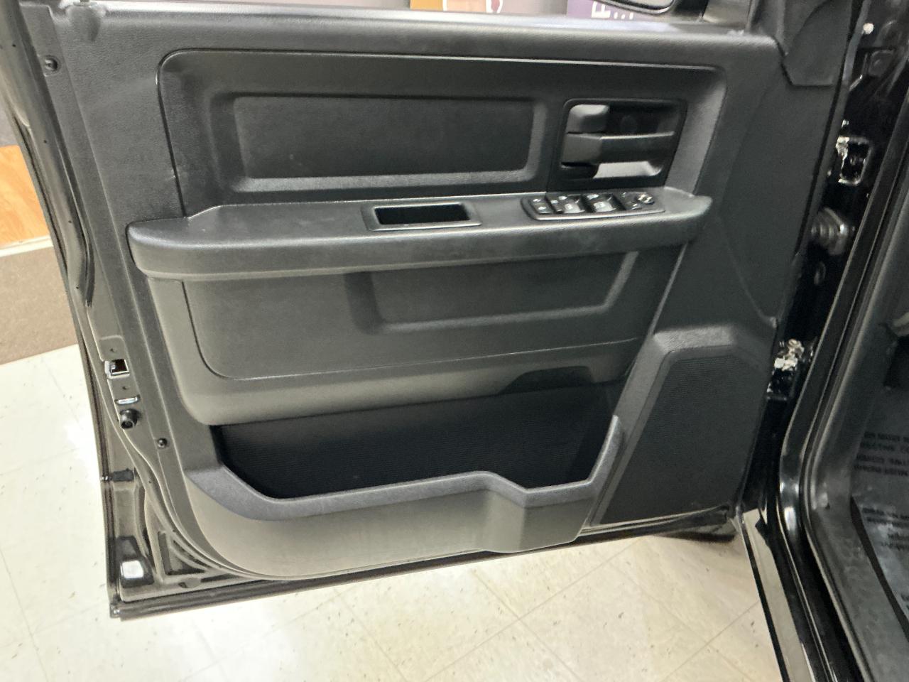 RAM 1500 4WD Quad Cab 140.5" Express 2016