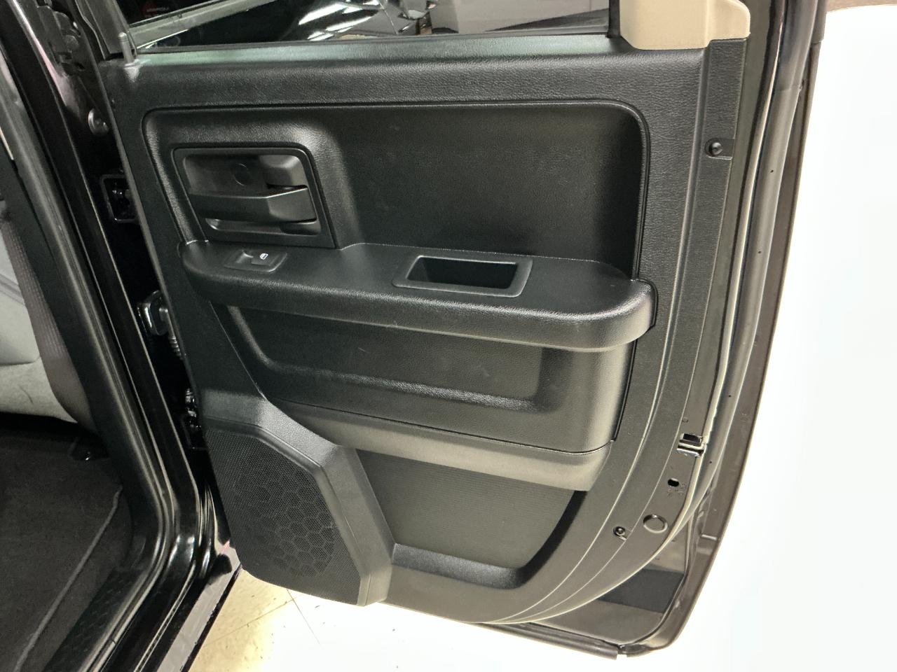 RAM 1500 4WD Quad Cab 140.5" Express 2016