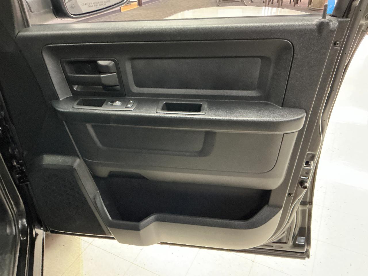 RAM 1500 4WD Quad Cab 140.5" Express 2016