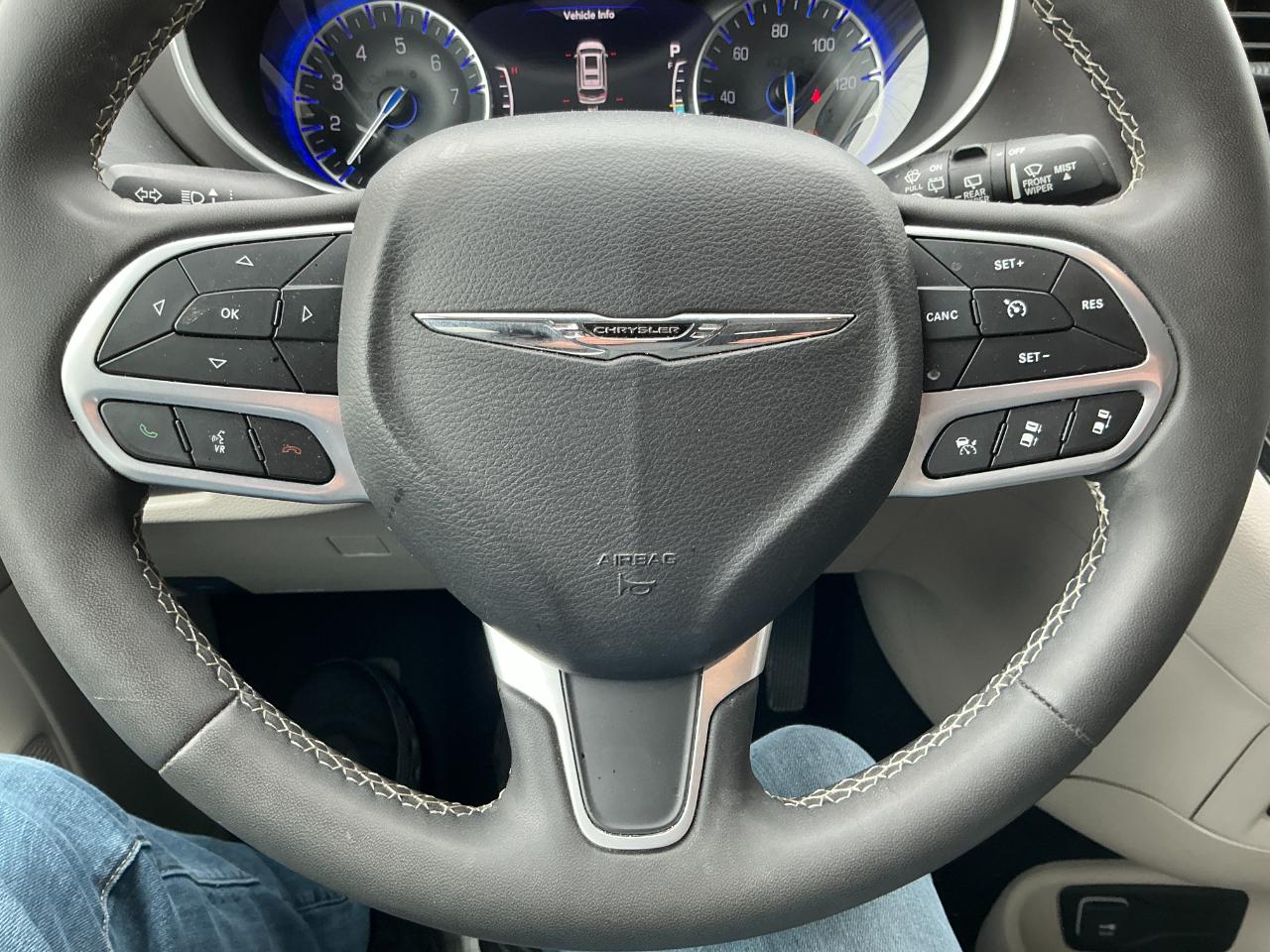 Chrysler Pacifica Touring L FWD 2023