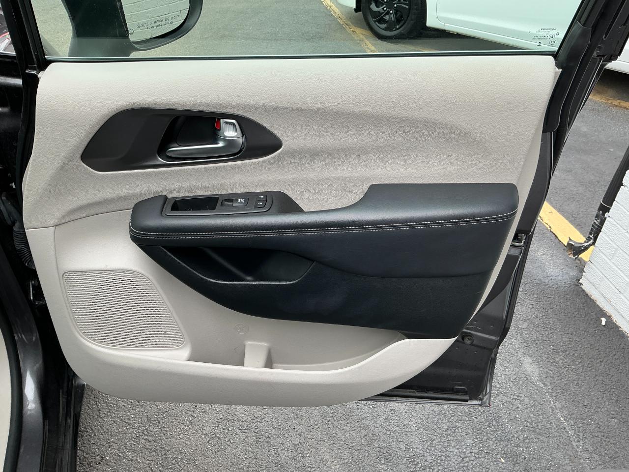 Chrysler Pacifica Touring L FWD 2023
