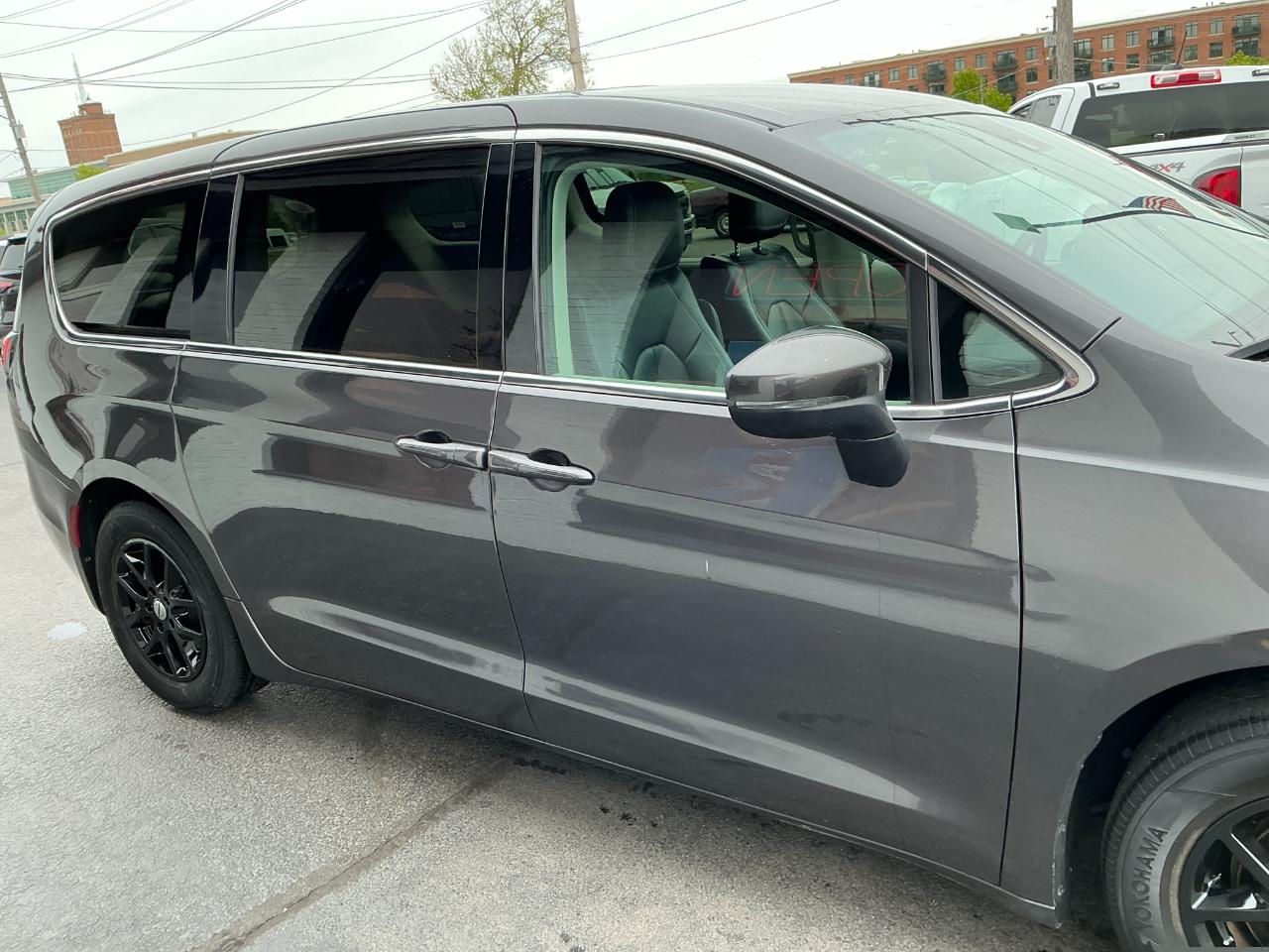 Chrysler Pacifica Touring L FWD 2023
