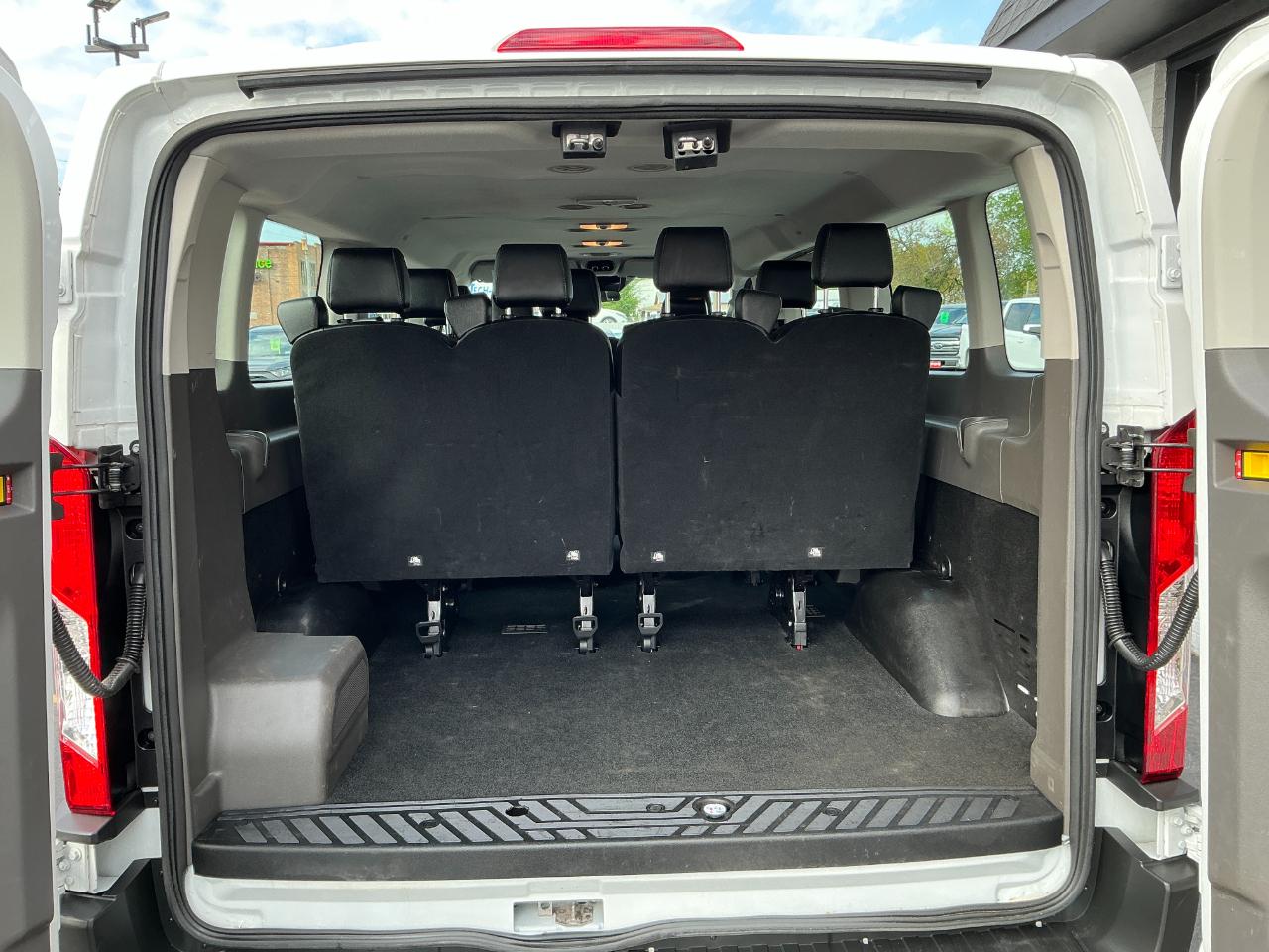 Ford Transit Passenger Wagon T-350 148" Low Roof XLT RWD 2020