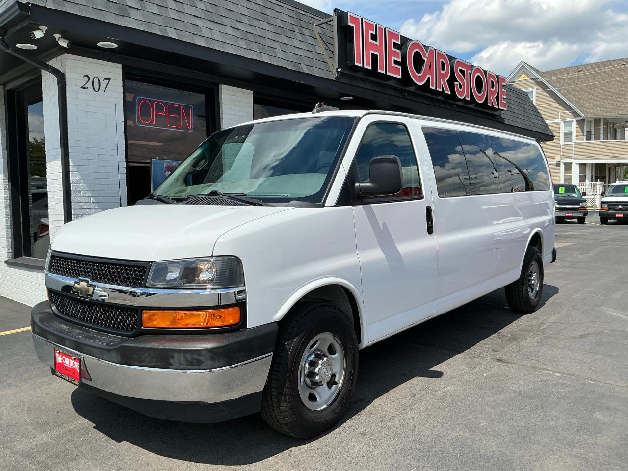 Chevrolet Express Passenger RWD 3500 155" LT w/1LT 2017
