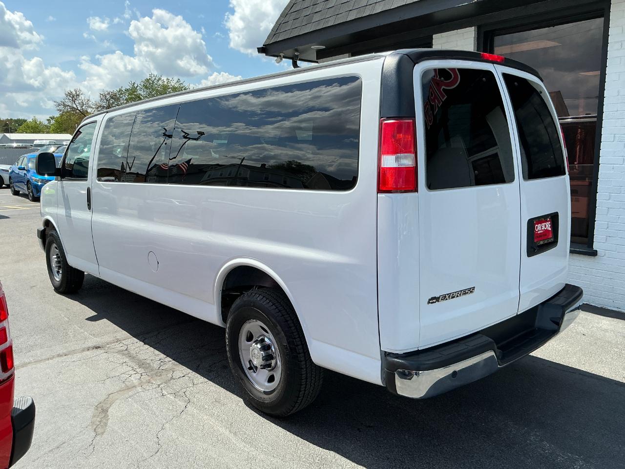 Chevrolet Express Passenger RWD 3500 155" LT w/1LT 2017
