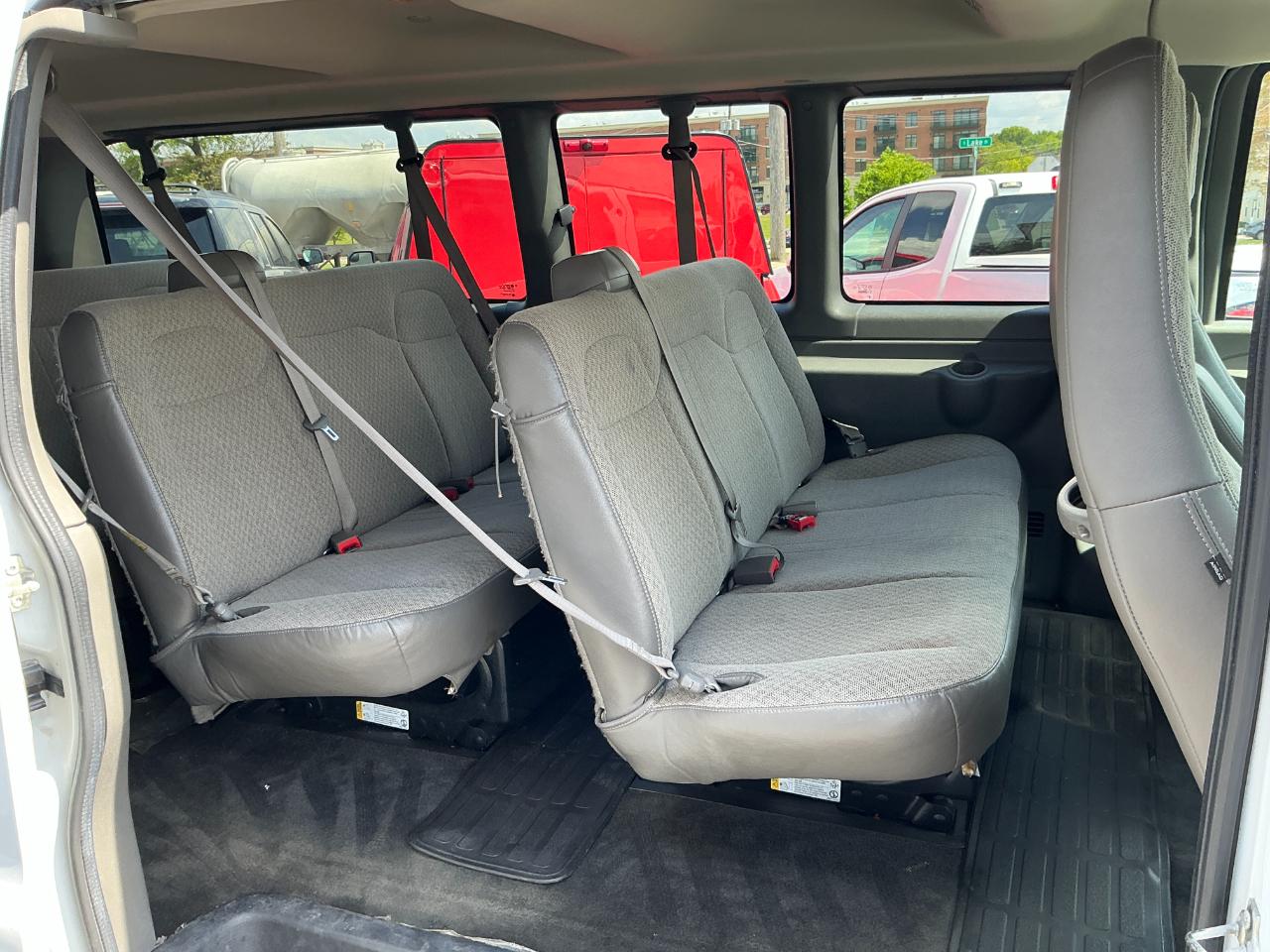 Chevrolet Express Passenger RWD 3500 155" LT w/1LT 2017