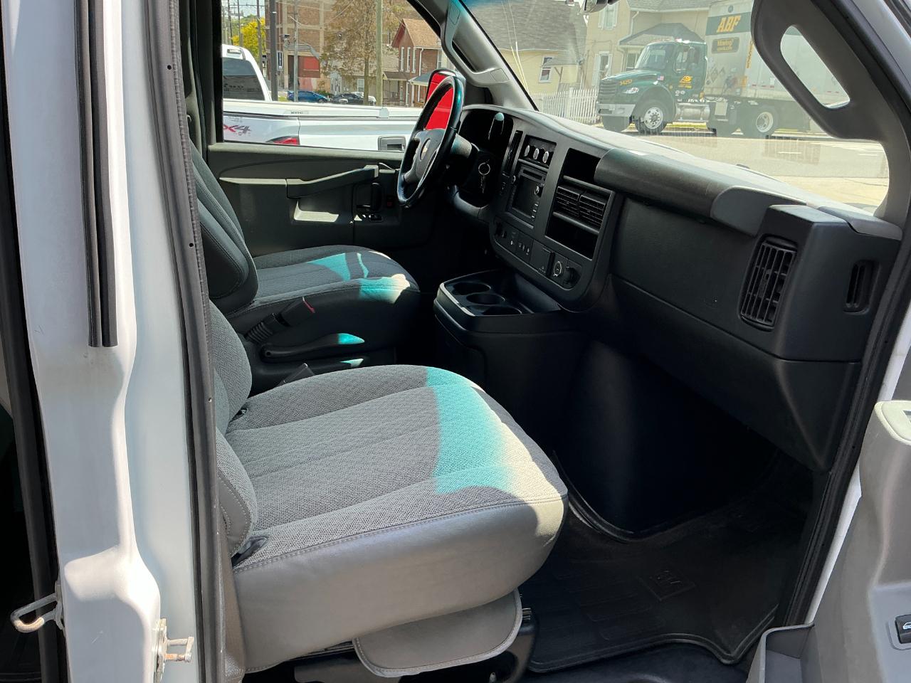 Chevrolet Express Passenger RWD 3500 155" LT w/1LT 2017