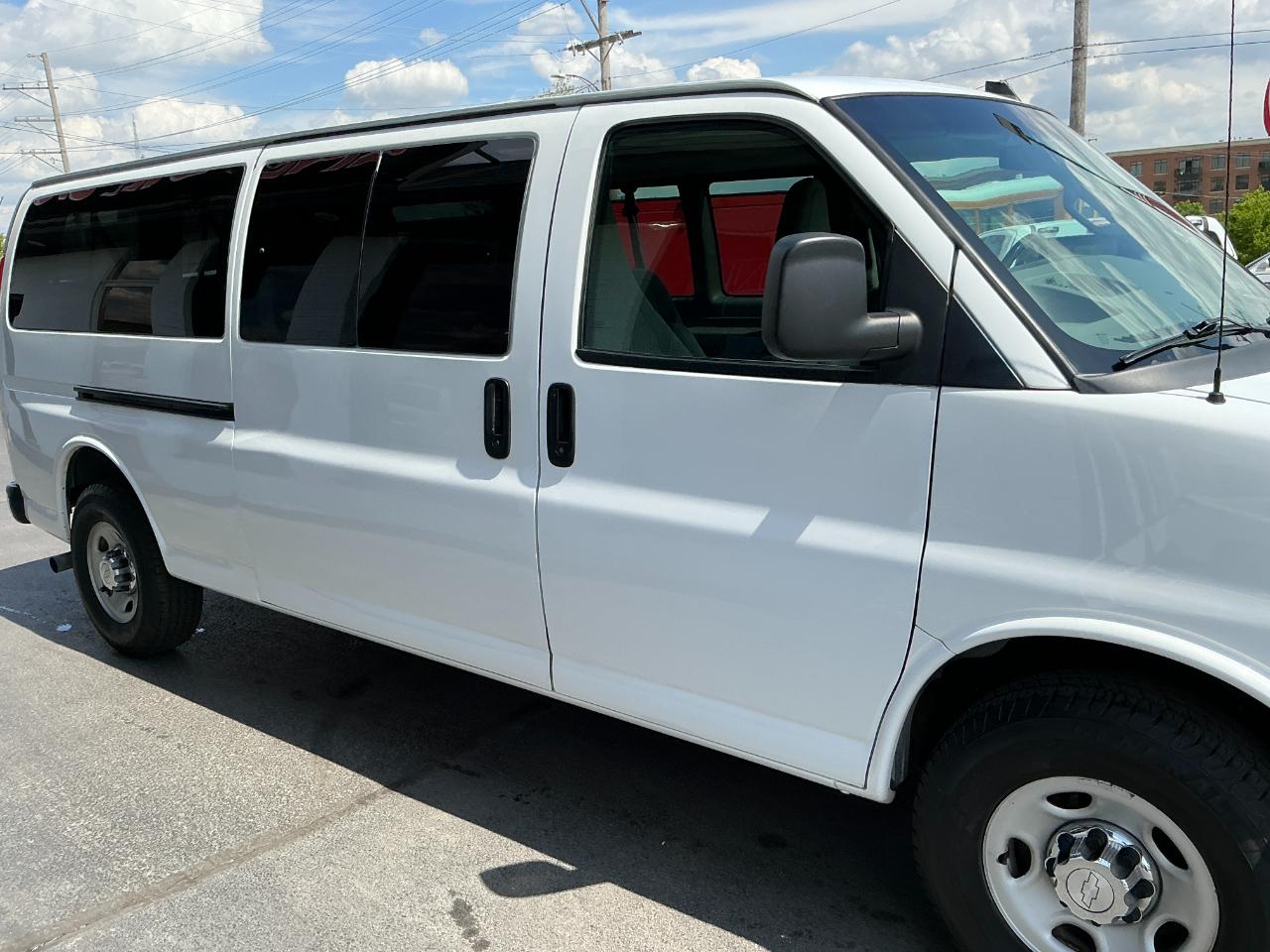 Chevrolet Express Passenger RWD 3500 155" LT w/1LT 2017