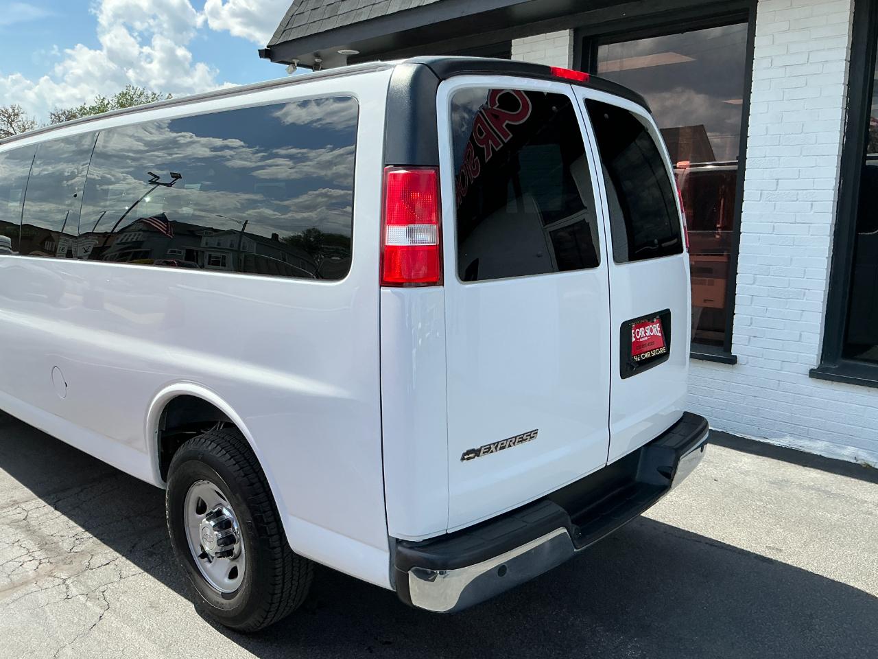 Chevrolet Express Passenger RWD 3500 155" LT w/1LT 2017