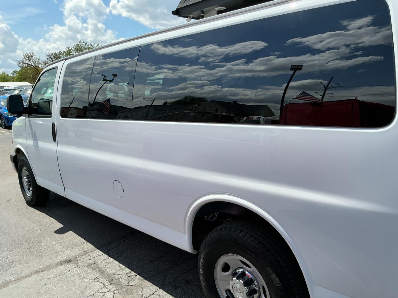Chevrolet Express Passenger RWD 3500 155" LT w/1LT 2017