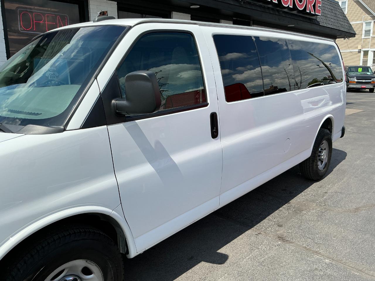 Chevrolet Express Passenger RWD 3500 155" LT w/1LT 2017