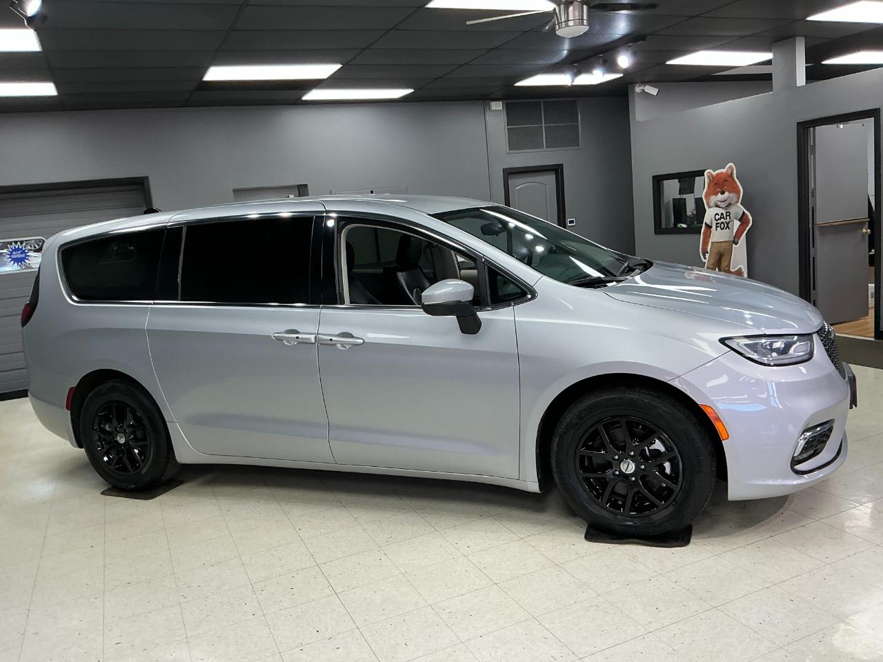 Chrysler Pacifica Touring L FWD 2023