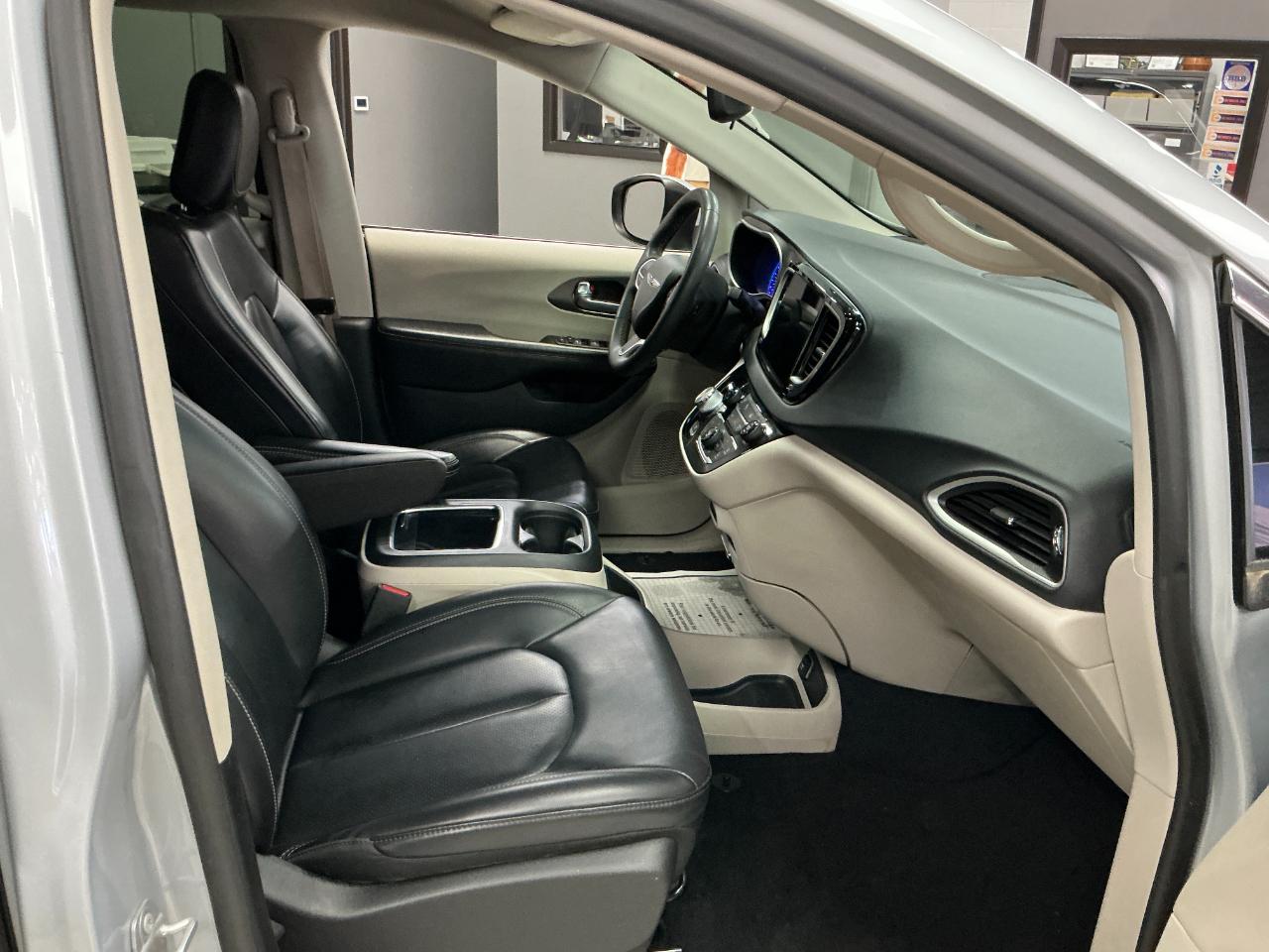 Chrysler Pacifica Touring L FWD 2023