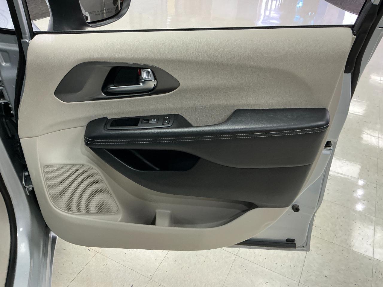 Chrysler Pacifica Touring L FWD 2023