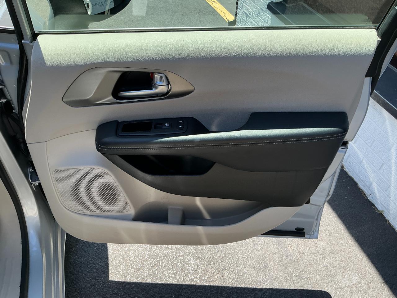 Chrysler Pacifica Touring L FWD 2023