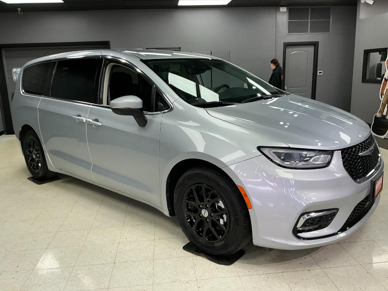 Chrysler Pacifica Touring L FWD 2023