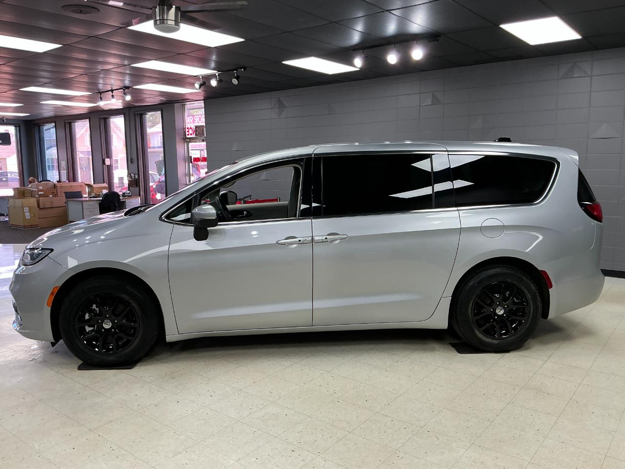Chrysler Pacifica Touring L FWD 2023