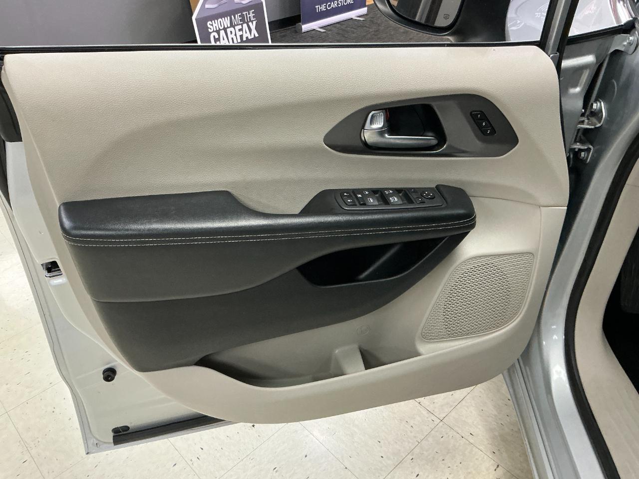 Chrysler Pacifica Touring L FWD 2023
