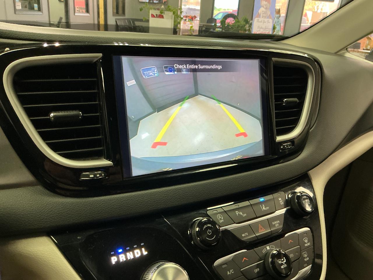 Chrysler Pacifica Touring L FWD 2023