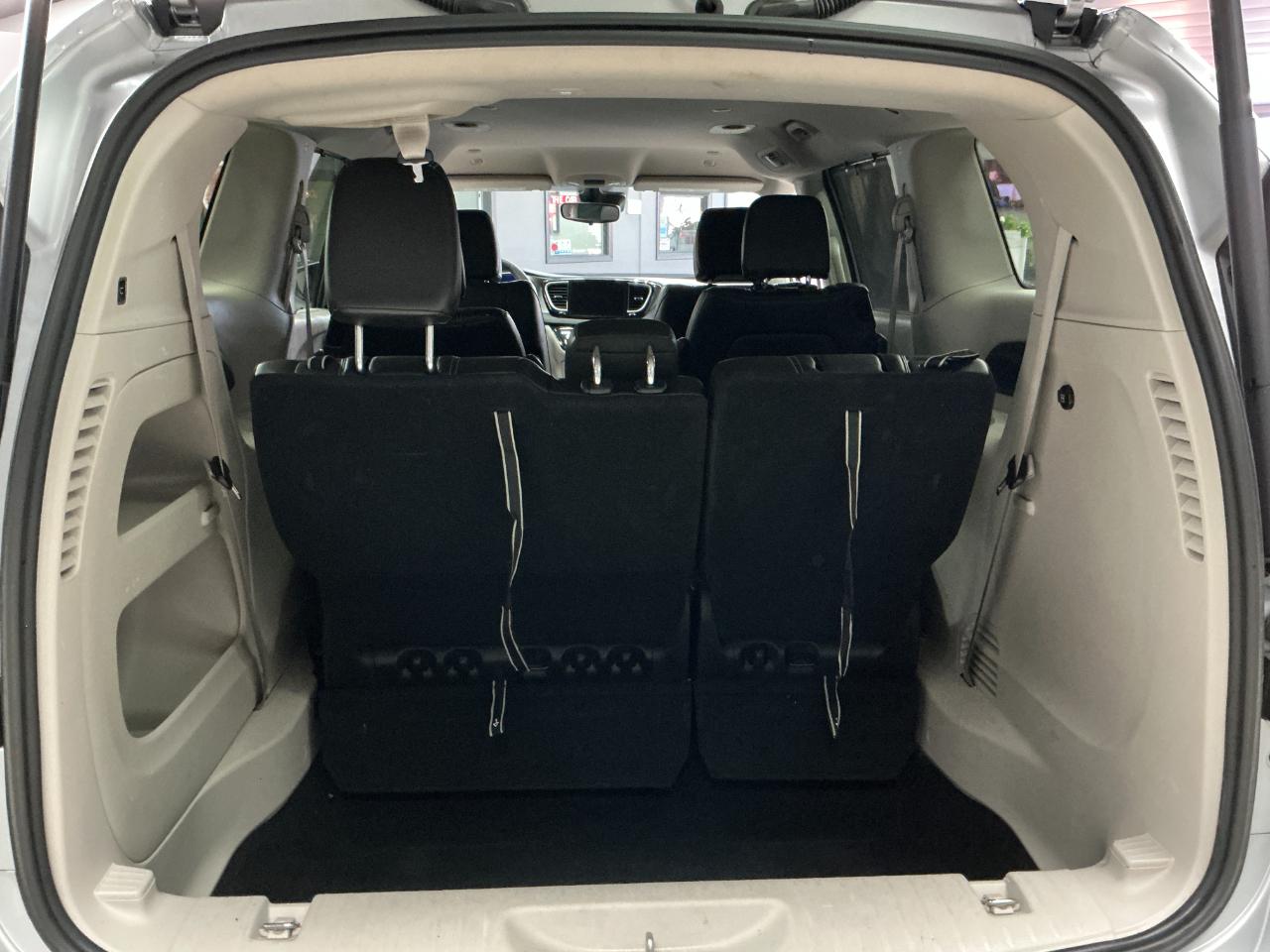Chrysler Pacifica Touring L FWD 2023