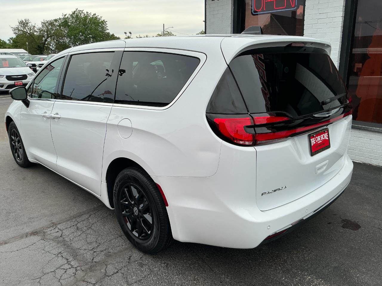 Chrysler Pacifica Touring L FWD 2024