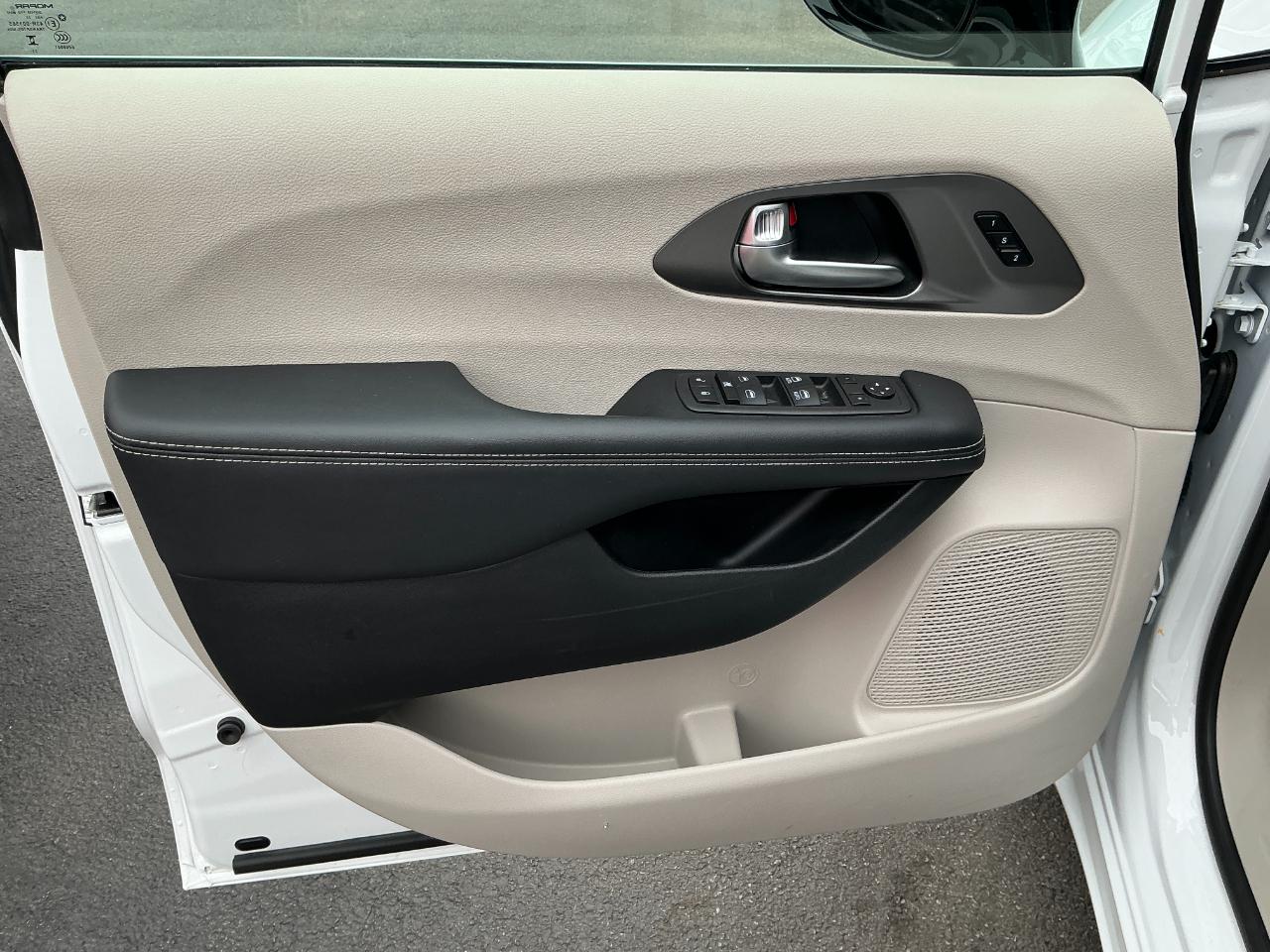 Chrysler Pacifica Touring L FWD 2024