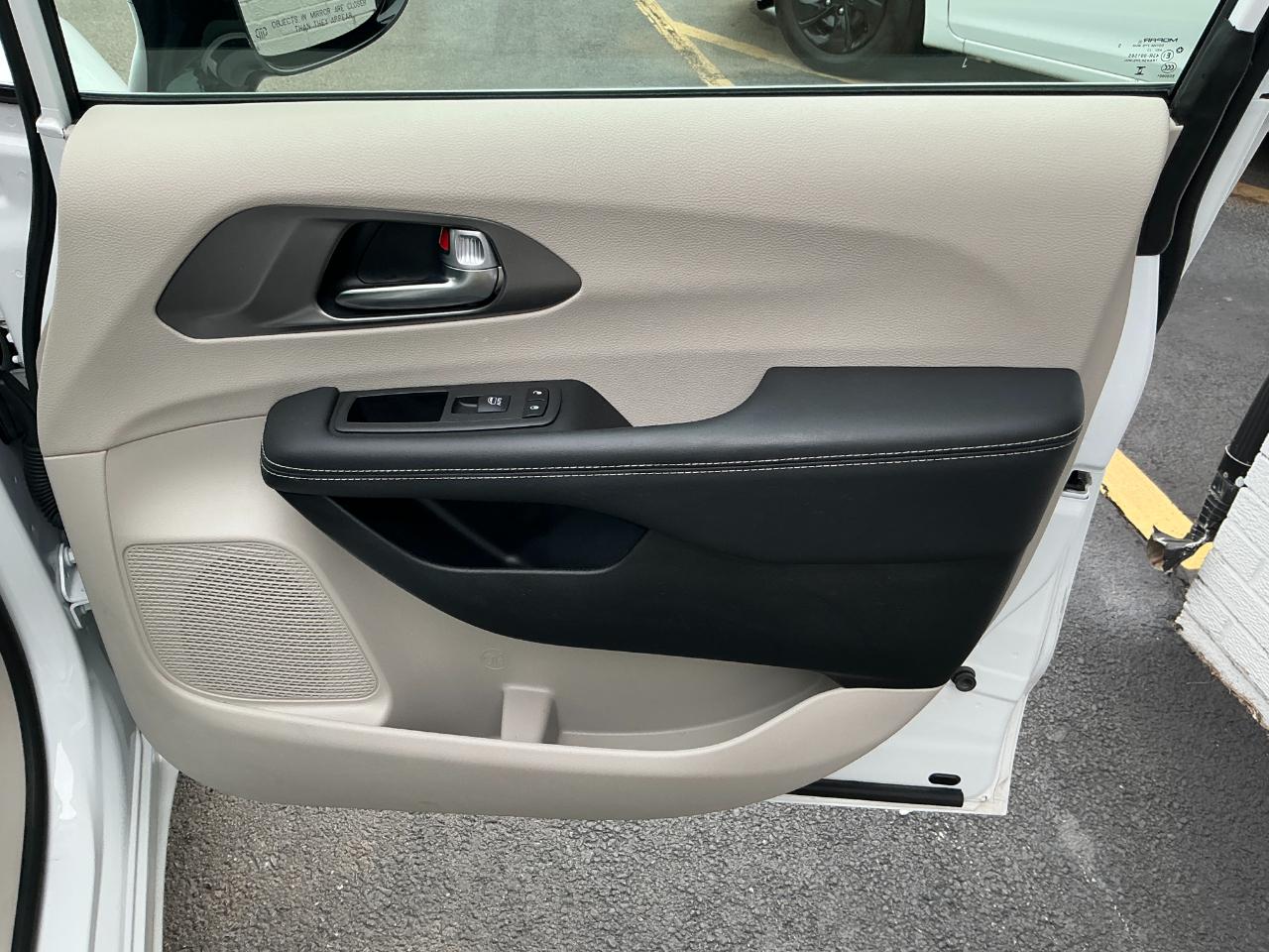 Chrysler Pacifica Touring L FWD 2024