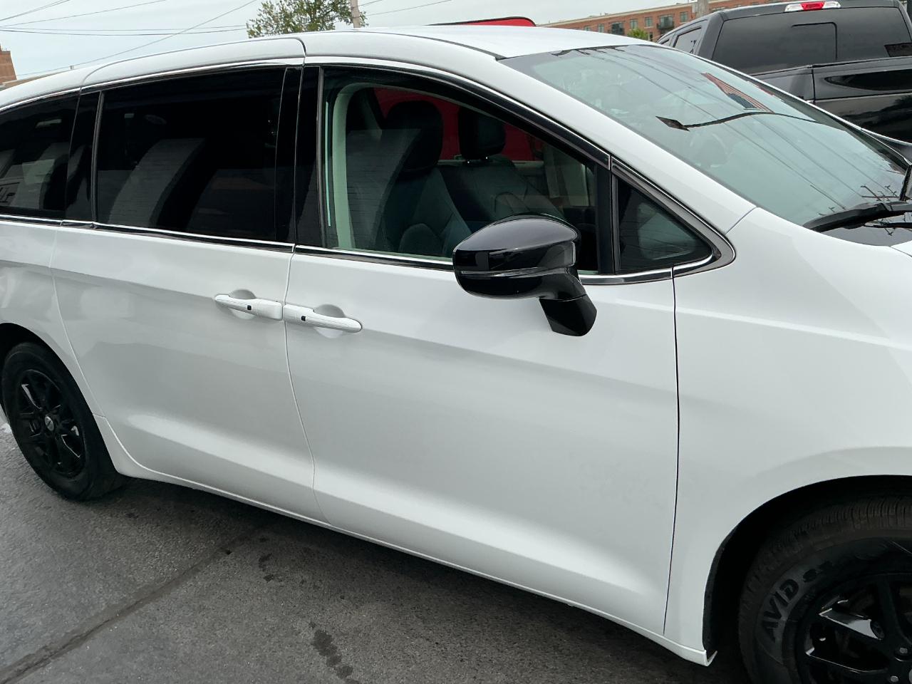 Chrysler Pacifica Touring L FWD 2024