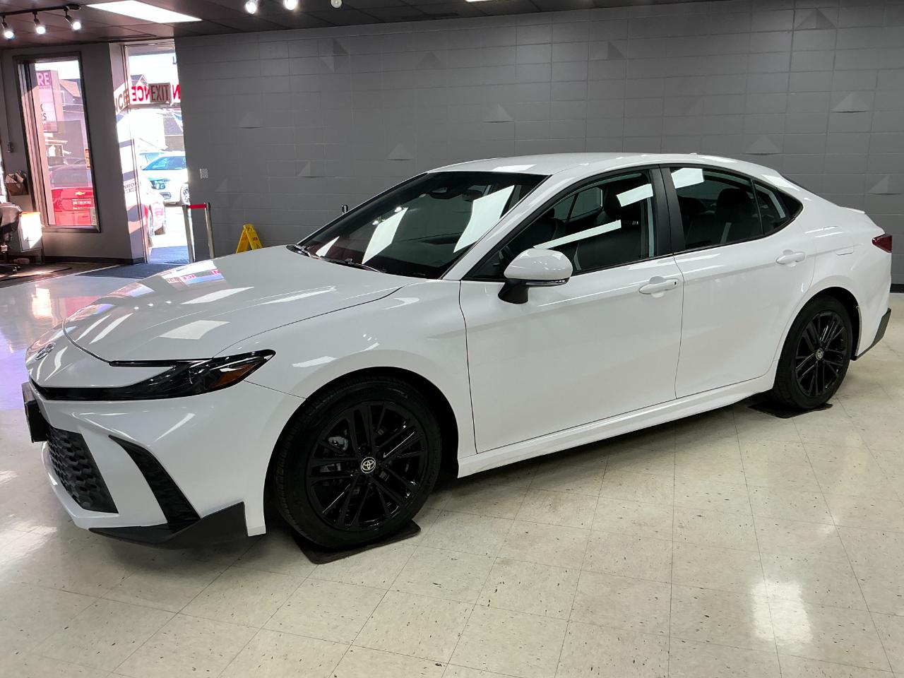 Toyota Camry SE Auto (Natl) 2025