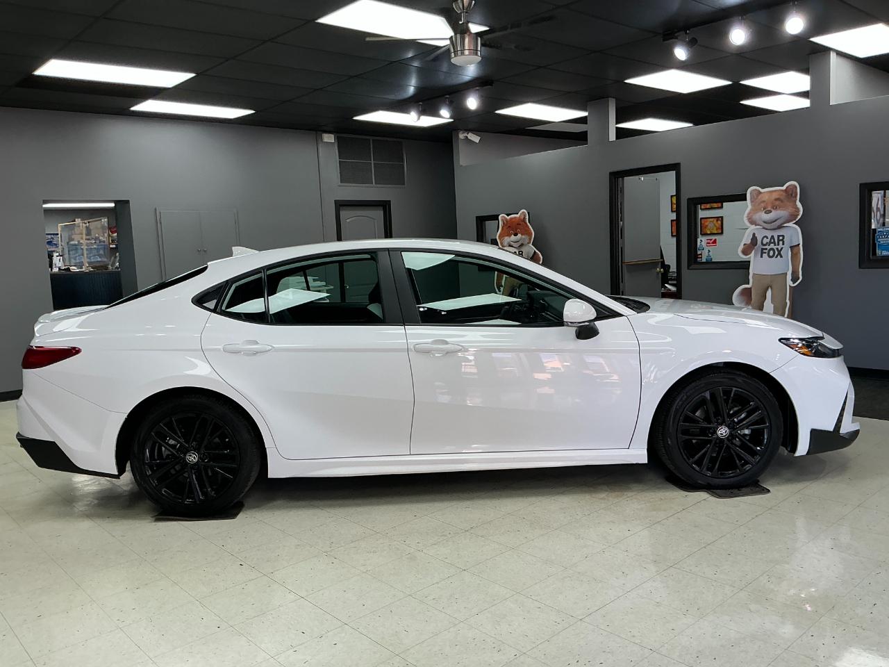 Toyota Camry SE Auto (Natl) 2025